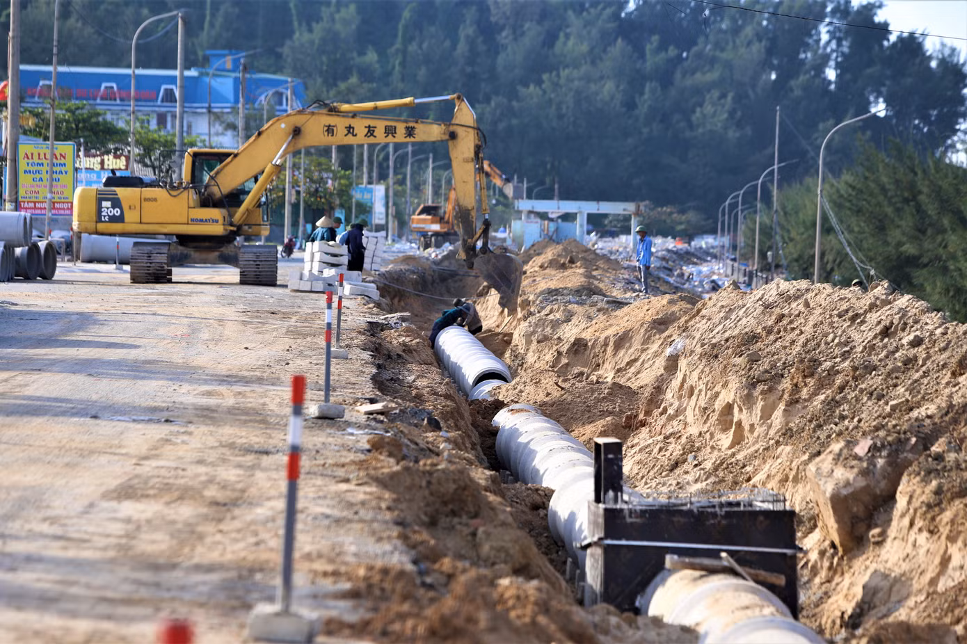Ngay khi giải tỏa các ki-ốt, chính quyền địa phương cũng tiến hành xây dựng lại hệ thống xử lý nước thải, nâng cấp tuyến đường chính lên 19 m, xây dựng các hạng mục du lịch công cộng.