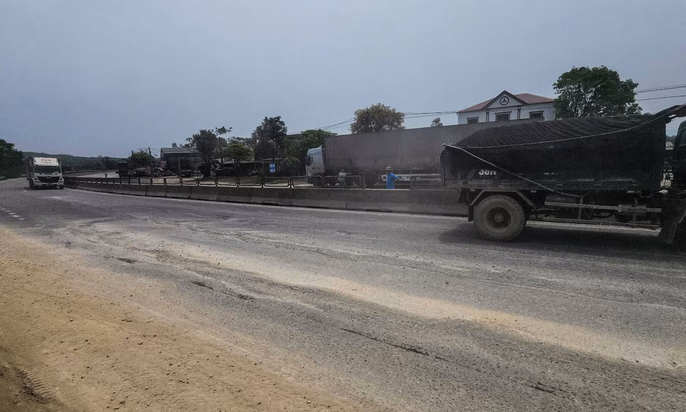 Gần đây, khi di chuyển gần đến cầu Rác, các tài xế gặp biển cảnh báo "Cầu đang có sự cố, các phương tiện giảm tốc độ" và 2 biển hạn chế tốc độ với xe khách, ô tô tải lần lượt là 60km/h, 40km/h.