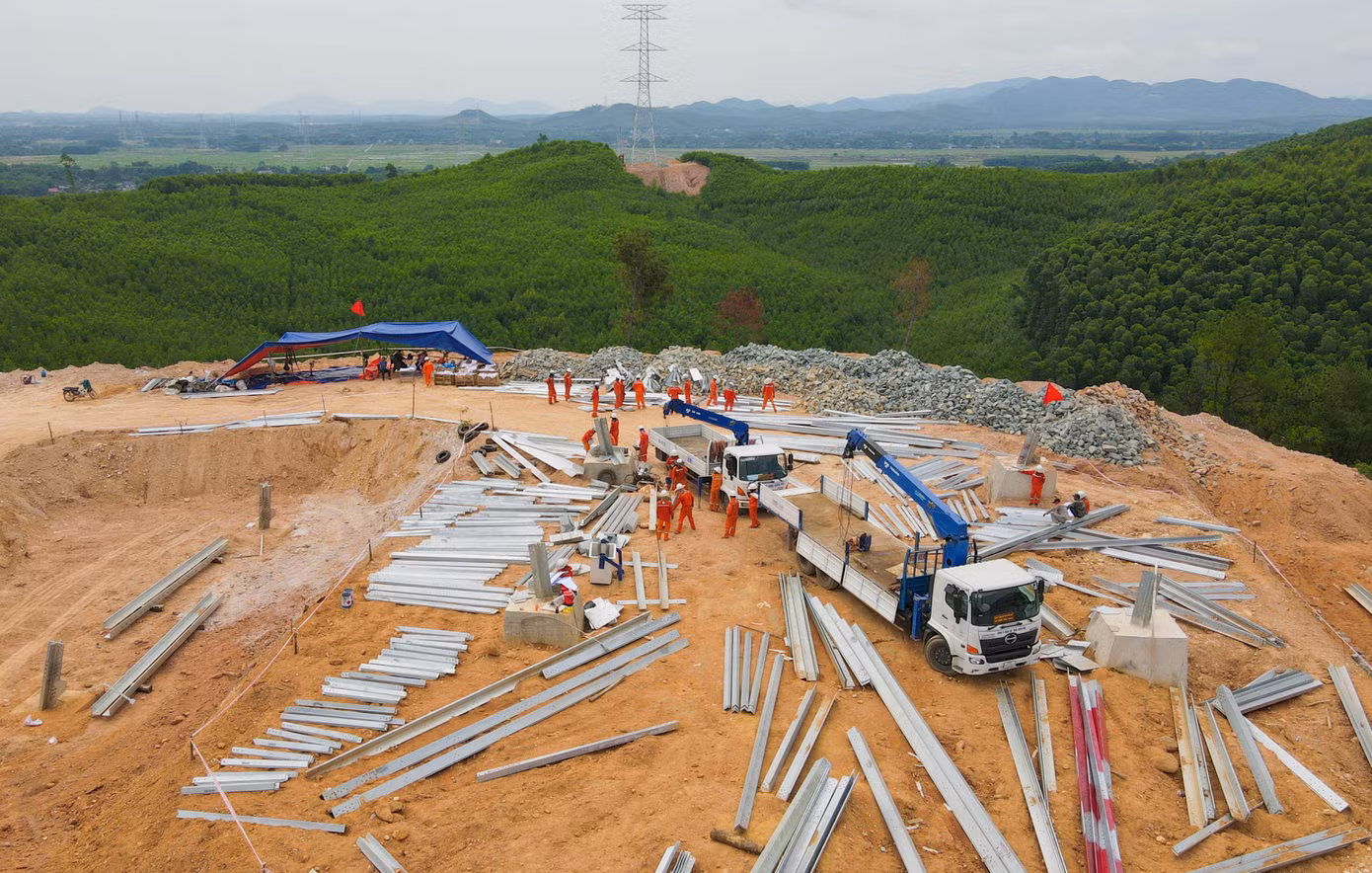 Tại vị trí cột 174 qua xã Cẩm Mỹ (huyện Cẩm Xuyên), 33 cán bộ kỹ sư, công nhân Điện lực Thừa Thiên - Huế đang hỗ trợ dựng lắp trụ điện. Vị trí là trụ néo hãm thân đôi nên việc thi công dự kiến hoàn thành sau 20-25 ngày.