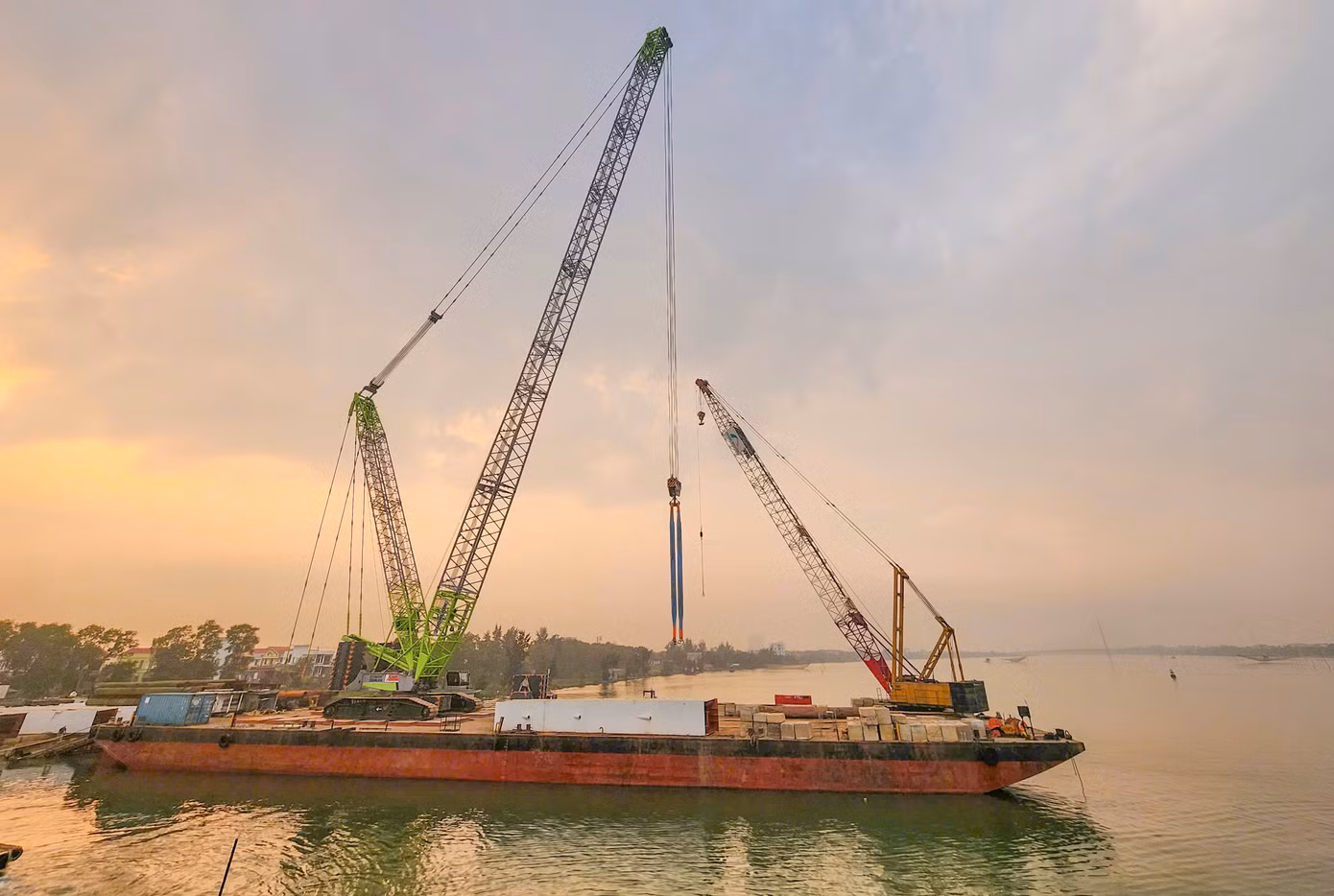 Việc thi công vượt sông có nhiều khó khăn, đơn vị thực hiện dự án phải sử dụng các sà lan lớn và những chiếc cẩu cao 90m, tải trọng 300 tấn trong thi công cầu.