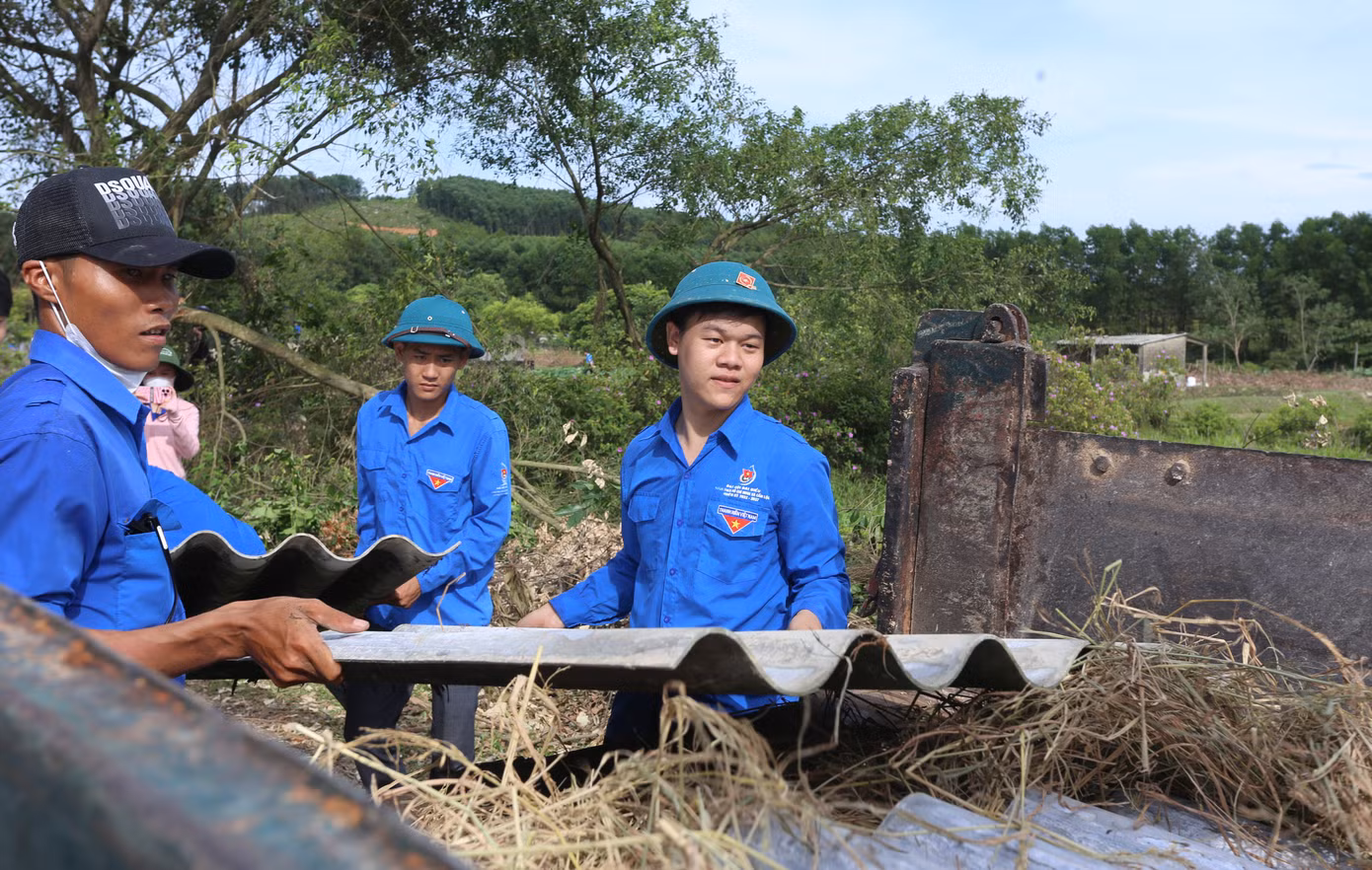 Dưới hành lang lưới điện siêu cao áp, hàng trăm đoàn viên thanh niên địa phương cũng được điều động hỗ trợ tháo dỡ, di dời công trình, giải phóng mặt bằng cho dự án.