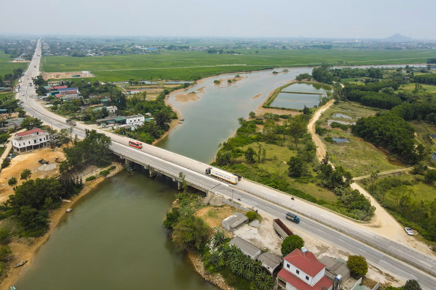 Cầu Rác nằm trên tuyến quốc lộ 1A, đoạn qua địa phận xã Cẩm Trung, huyện Cẩm Xuyên, tỉnh Hà Tĩnh.
