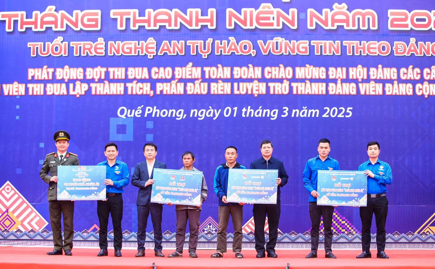 Tại lễ khởi động, nhiều hoạt động ý nghĩa đã diễn ra như hưởng ứng phong trào thi đua cả nước chung tay xóa nhà tạm, nhà dột nát do Thủ tướng Chính phủ phát động, Đoàn thanh niên Tập đoàn Bảo Việt Việt Nam đã hỗ trợ 2 căn nhà và Đoàn Thanh niên Tập đoàn Dầu khí Việt Nam hỗ trợ xây dựng 1 căn nhà cho người dân có hoàn cảnh khó khăn có nhu cầu xây dựng nhà ở trên địa bàn huyện Quế Phong. Mỗi căn nhà trị giá 50 triệu đồng. Ban Thanh niên Công an tỉnh cũng trao tặng 3 căn nhà tổng trị giá 180 triệu đồng cùng nhiều phần quà, hiện vật khác. Tại lễ khởi động, nhiều hoạt động ý nghĩa đã diễn ra như hưởng ứng phong trào thi đua cả nước chung tay xóa nhà tạm, nhà dột nát do Thủ tướng Chính phủ phát động, Đoàn thanh niên Tập đoàn Bảo Việt Việt Nam đã hỗ trợ 2 căn nhà và Đoàn Thanh niên Tập đoàn Dầu khí Việt Nam hỗ trợ xây dựng 1 căn nhà cho người dân có hoàn cảnh khó khăn có nhu cầu xây dựng nhà ở trên địa bàn huyện Quế Phong. Mỗi căn nhà trị giá 50 triệu đồng. Ban Thanh niên Công an tỉnh cũng trao tặng 3 căn nhà tổng trị giá 180 triệu đồng cùng nhiều phần quà, hiện vật khác.
