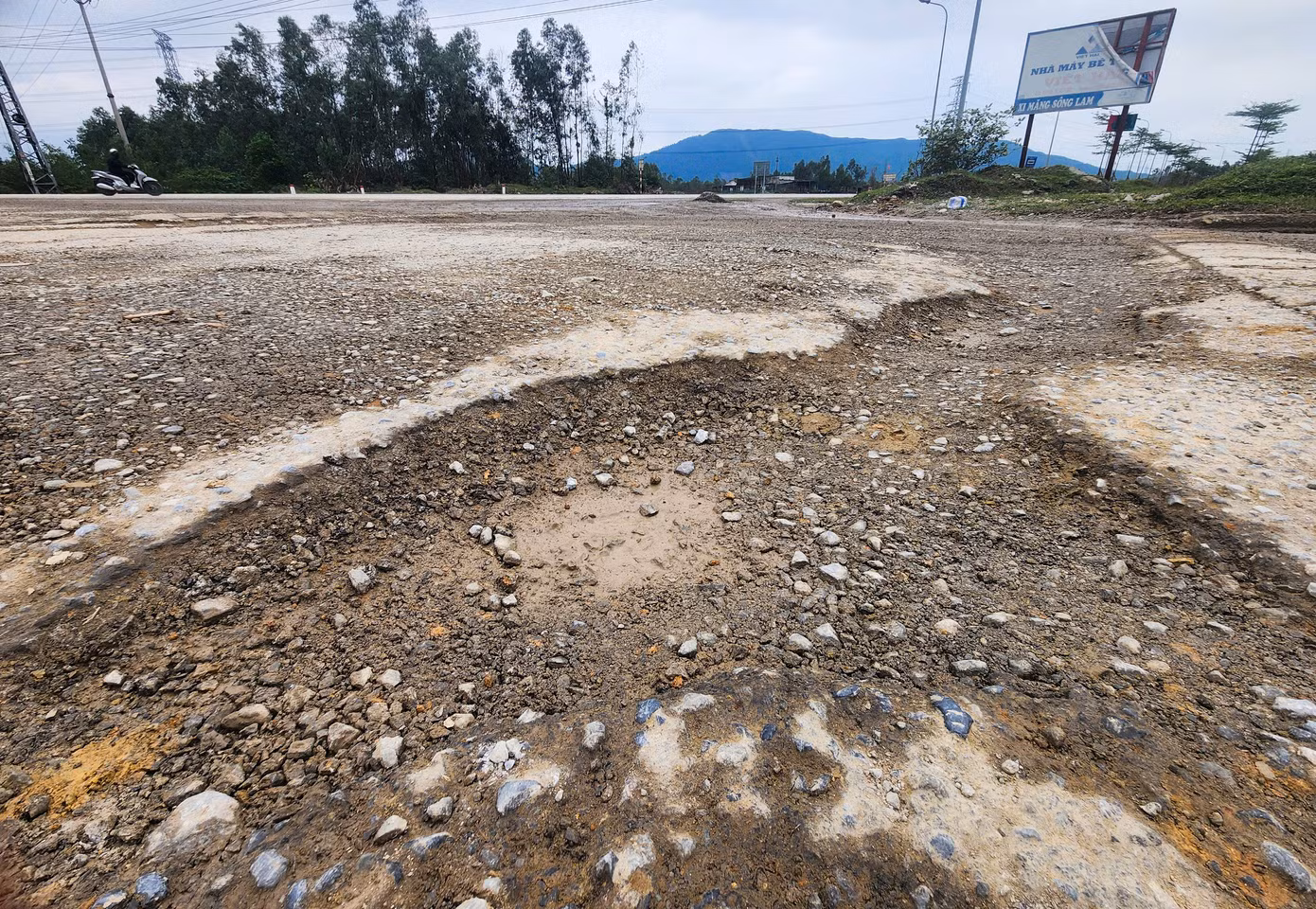 “Dọc các tuyến đường này rất nhiều học sinh và công nhân đi lại nên rất nguy hiểm. Trong khi xe chạy từng đoàn, có tài xế còn vượt ẩu khiến bụi kín mặt, không thấy đường”, người dân phường Kỳ Thịnh lo lắng. Trong hình là mặt đường Hà Huy Tập xuống cấp, hư hỏng.