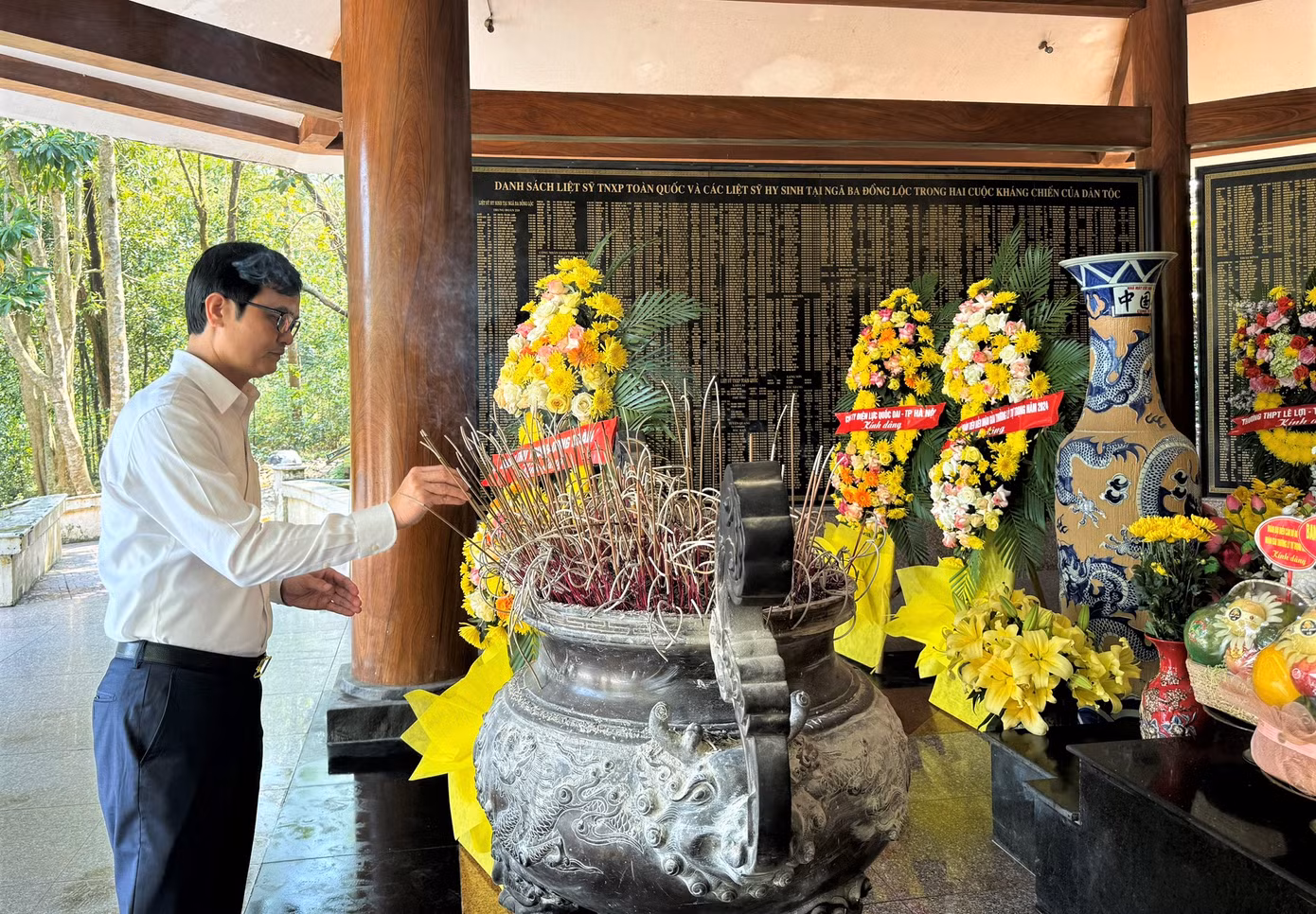 Tại Khu di tích Ngã ba Đồng Lộc (huyện Can Lộc), đoàn đã đặt vòng hoa, dâng nén tâm hương, bày tỏ lòng biết ơn vô hạn đối với công lao to lớn của các Anh hùng liệt sĩ đã hiến trọn tuổi thanh xuân, hy sinh vì độc lập dân tộc, tự do của Tổ quốc. Tại Khu di tích Ngã ba Đồng Lộc (huyện Can Lộc), đoàn đã đặt vòng hoa, dâng nén tâm hương, bày tỏ lòng biết ơn vô hạn đối với công lao to lớn của các Anh hùng liệt sĩ đã hiến trọn tuổi thanh xuân, hy sinh vì độc lập dân tộc, tự do của Tổ quốc.