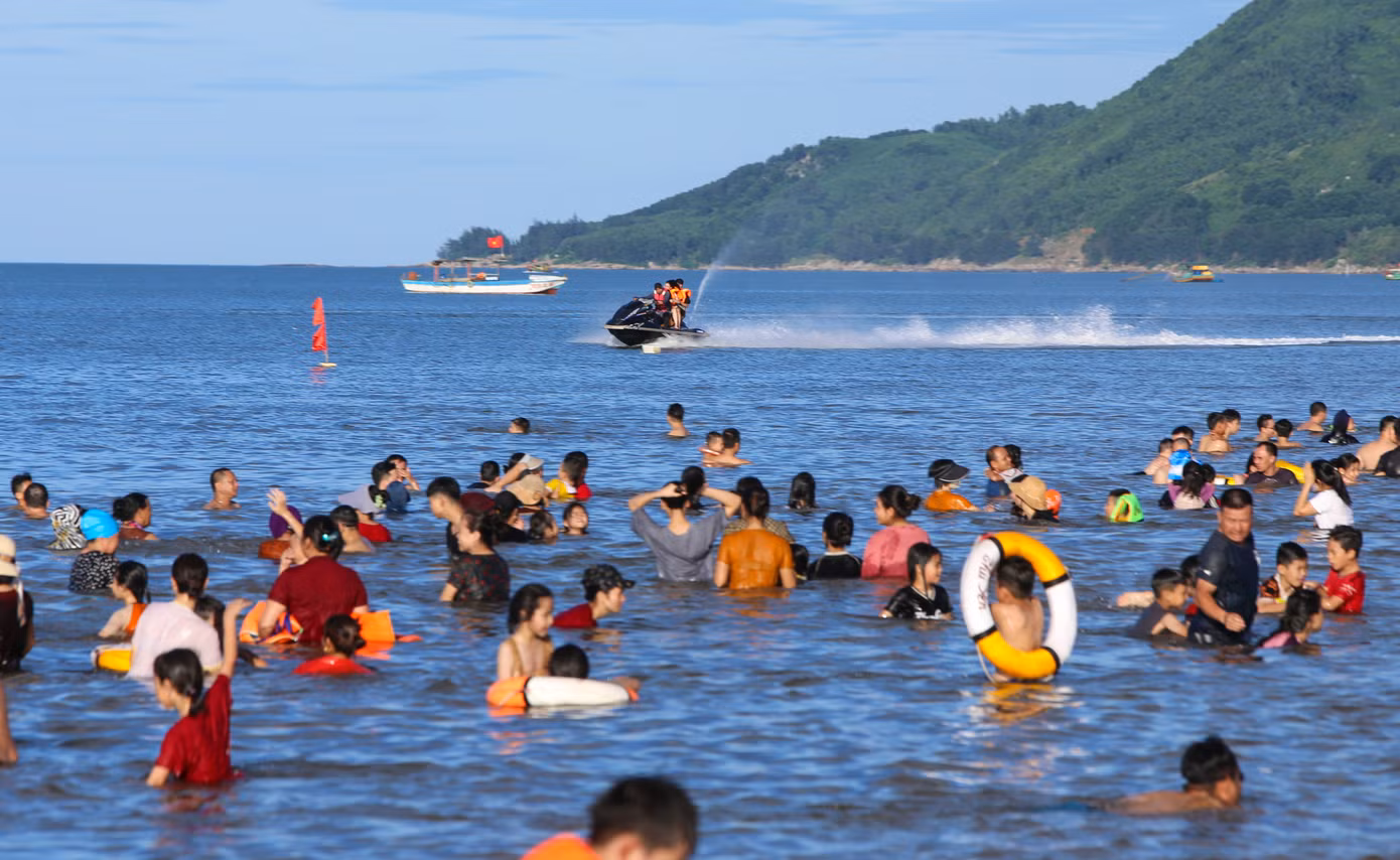 Ngành du lịch Hà Tĩnh thống kê, trong 6 tháng đầu năm 2025, Hà Tĩnh đón hơn 2,8 triệu lượt khách tham quan, du lịch. Riêng Khu du lịch Thiên Cầm, đón hơn 72.000 lượt khách, doanh thu hàng chục tỷ đồng.