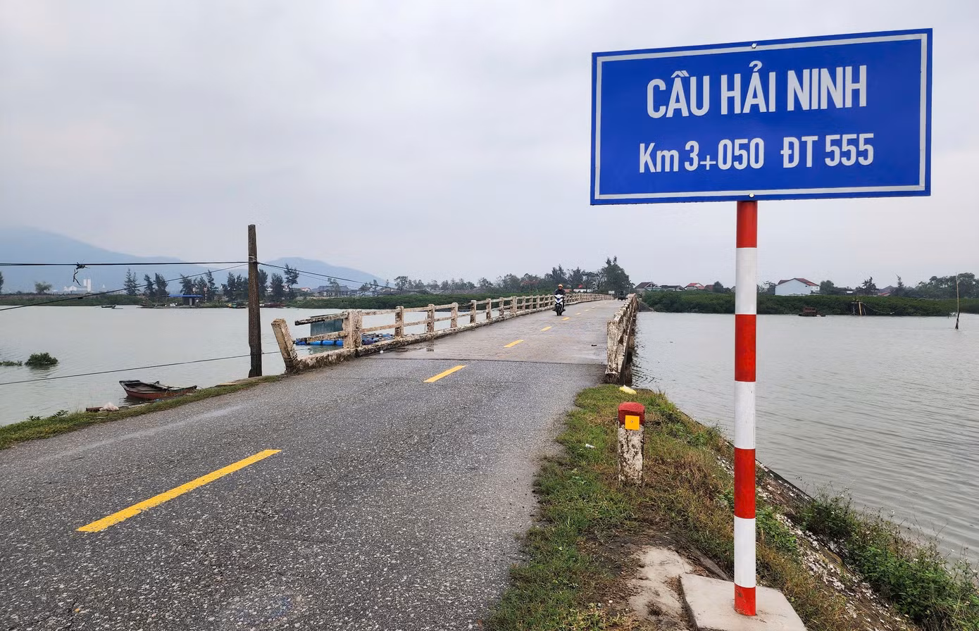 Cầu Hải Ninh nằm trên tuyến Tỉnh lộ 555 bắc qua sông Vịnh nối phường Kỳ Ninh (thị xã Kỳ Anh) với xã Kỳ Hải (huyện Kỳ Anh) cũng xuống cấp. Cầu Hải Ninh nằm trên tuyến Tỉnh lộ 555 bắc qua sông Vịnh nối phường Kỳ Ninh (thị xã Kỳ Anh) với xã Kỳ Hải (huyện Kỳ Anh) cũng xuống cấp.
