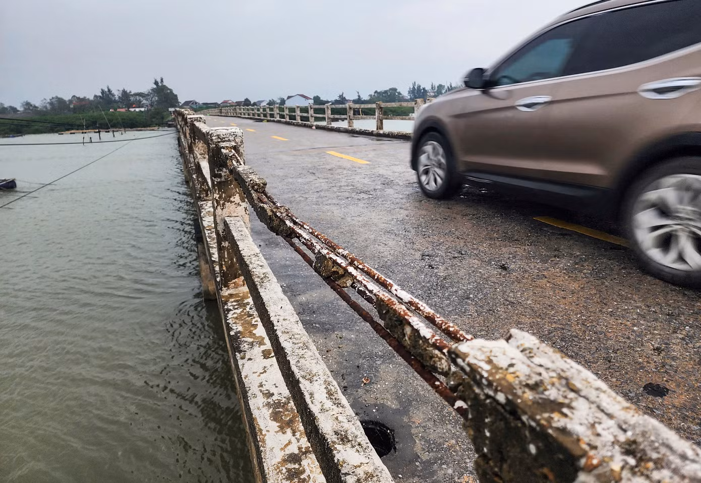 Lãnh đạo địa phương cho biết cầu Hải Ninh đã xây dựng, sử dụng khoảng 20 năm nay. Hiện cây cầu này xuống cấp nghiêm trọng. Lãnh đạo địa phương cho biết cầu Hải Ninh đã xây dựng, sử dụng khoảng 20 năm nay. Hiện cây cầu này xuống cấp nghiêm trọng.