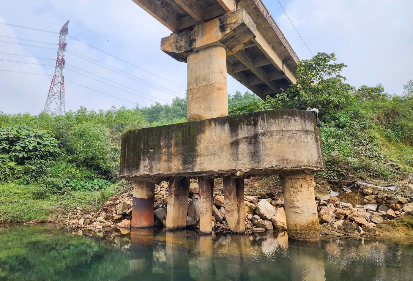 Lãnh đạo địa phương cho biết từng nhiều lần kiến nghị lên các cấp bố trí kinh phí sửa chữa, nâng cấp hoặc xây mới để đảm bảo an toàn cho người và phương tiện qua lại song chưa được chấp thuận. Lãnh đạo địa phương cho biết từng nhiều lần kiến nghị lên các cấp bố trí kinh phí sửa chữa, nâng cấp hoặc xây mới để đảm bảo an toàn cho người và phương tiện qua lại song chưa được chấp thuận.