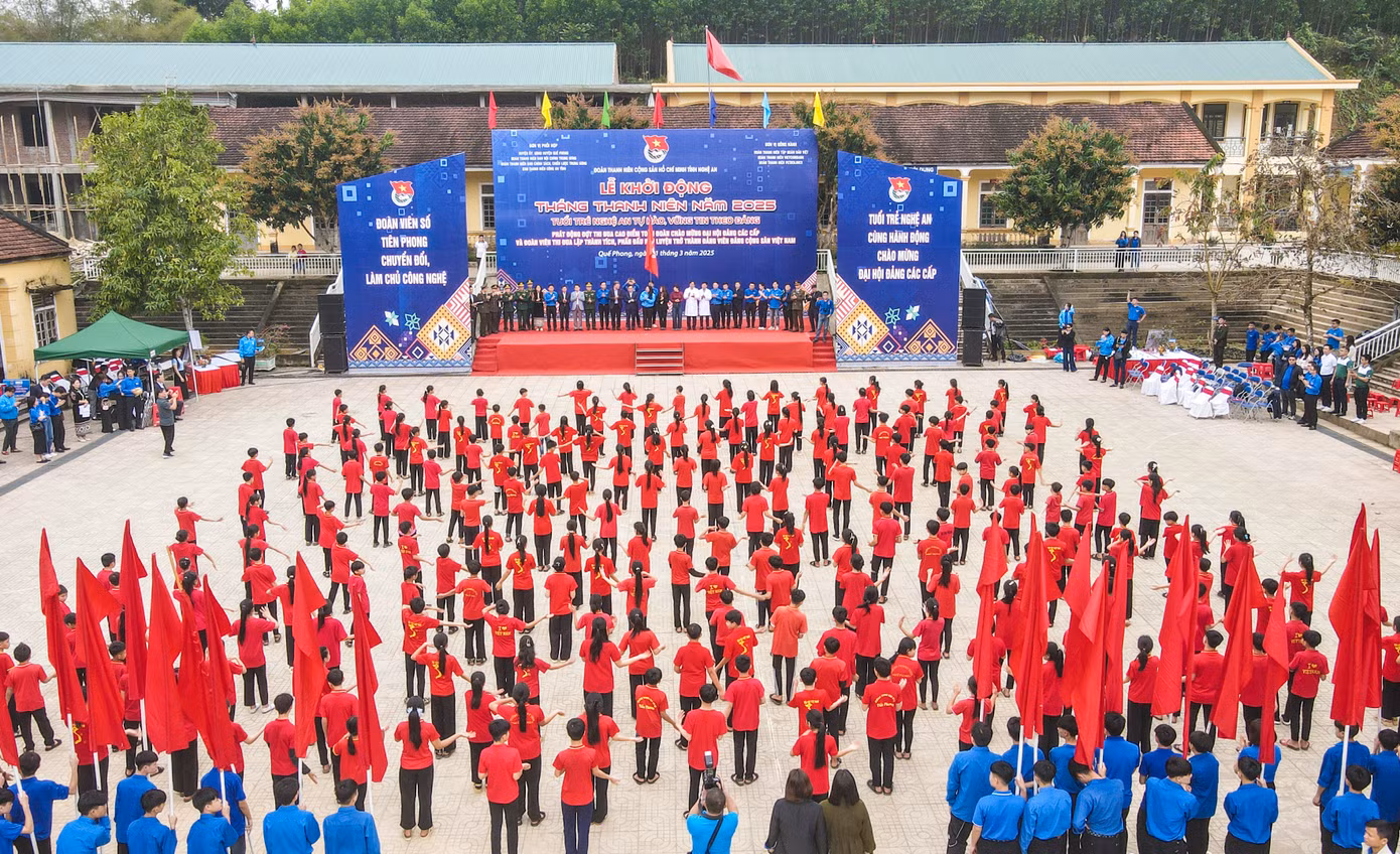 Sáng 1/3, tại Trường PTDT bán trú tiểu học và THCS Hạnh Dịch ở xã Hạnh Dịch, huyện Quế Phong (Nghệ An), Tỉnh Đoàn Nghệ An tổ chức Lễ khởi động Tháng Thanh niên 2025. Ảnh: Phạm Trường. Sáng 1/3, tại Trường PTDT bán trú tiểu học và THCS Hạnh Dịch ở xã Hạnh Dịch, huyện Quế Phong (Nghệ An), Tỉnh Đoàn Nghệ An tổ chức Lễ khởi động Tháng Thanh niên 2025. Ảnh: Phạm Trường.