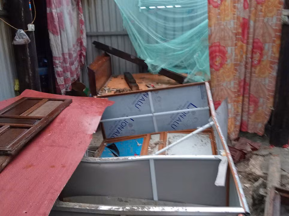 Nhà dân bị tốc mái, tài sản hư hỏng sau đợt mưa giông. Nhà dân bị tốc mái, tài sản hư hỏng sau đợt mưa giông.