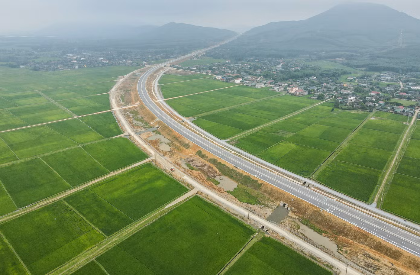 Hơn 2 năm thi công, dự án cao tốc Bãi Vọt - Hàm Nghi và Hàm Nghi - Vũng Áng qua Hà Tĩnh đã hoàn thành, đưa vào khai thác vào cuối tháng 4 này.