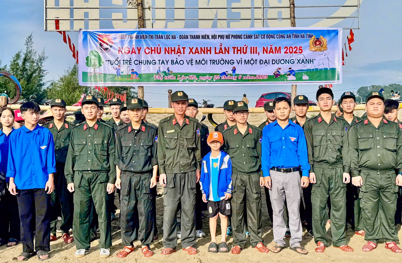 Với tinh thần xung kích, nhiệt huyết của tuổi trẻ, hơn 100 cán bộ đoàn thanh niên, cán bộ và chiến sĩ đã chia thành từng nhóm nhỏ, tổ chức dọn vệ sinh, thu gom rác thải, phân loại và xử lý rác đúng quy định dọc tuyến bờ Xuân Hải (thị trấn Lộc Hà).