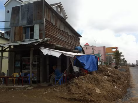 Nhà đất rộng gần 25m2, bên đường Nguyễn Văn Cừ rộng 40 m, của ông Tiến được bồi thường 972.000 đồng. Nhà đất rộng gần 25m2, bên đường Nguyễn Văn Cừ rộng 40 m, của ông Tiến được bồi thường 972.000 đồng