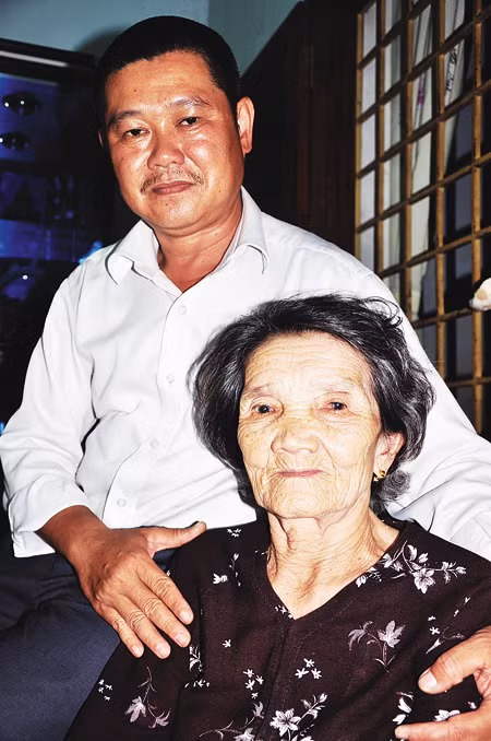 Anh Long với mẹ, bà Hai Nghĩa