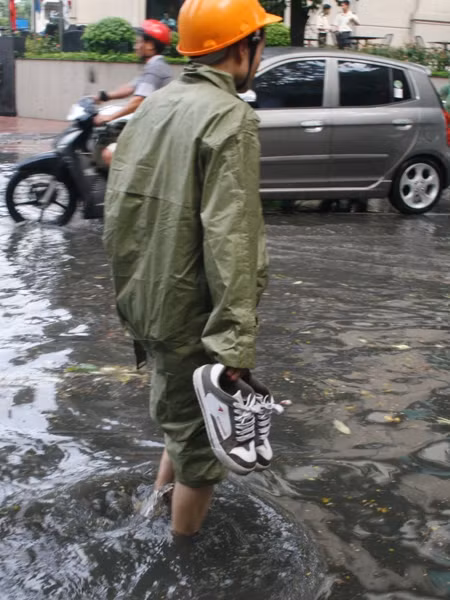 Xách giầy lội nước