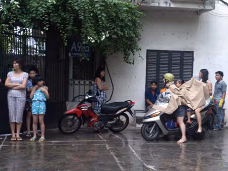 Vụ án mạng xảy ra giữa trưa khiến hàng xóm không khỏi bàng hoàng. Ảnh: Tuấn Nguyễn