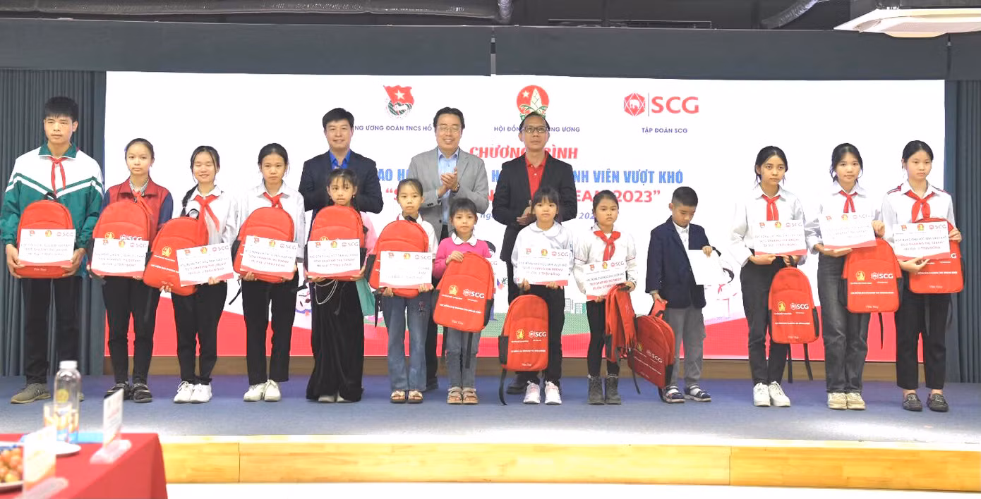 Ban tổ chức trao học bổng SCG Sharing The Dream 2023 học sinh, sinh viên có hoàn cảnh khó khăn. Ban tổ chức trao học bổng SCG Sharing The Dream 2023 học sinh, sinh viên có hoàn cảnh khó khăn.