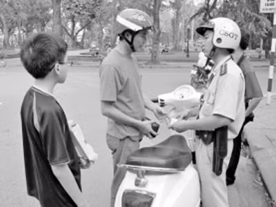 CSGT Hà Nội nhắc nhở một trường hợp không đội MBH cho trẻ ngày 5/4. CSGT Hà Nội nhắc nhở một trường hợp không đội MBH cho trẻ ngày 5/4