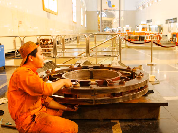 TS Dũng đề xuất tách ra 2 loại thuế để tính hiệu quả hoạt động của DNNN. Ảnh: Hồng Vĩnh