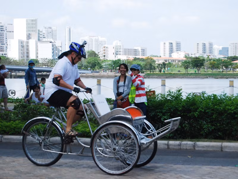 Một cua rơ ngoại quốc còn gắn cả camera trên mũ bảo hiểm