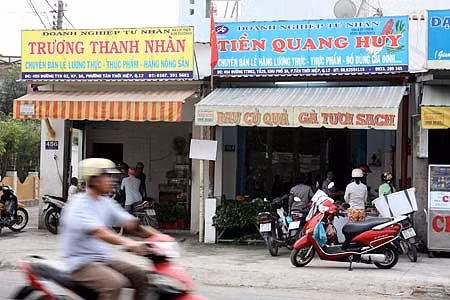 DNTN mọc lên như nấm trên con đường TTH02, quận 12, TP HCM. Ảnh: Đình Sơn