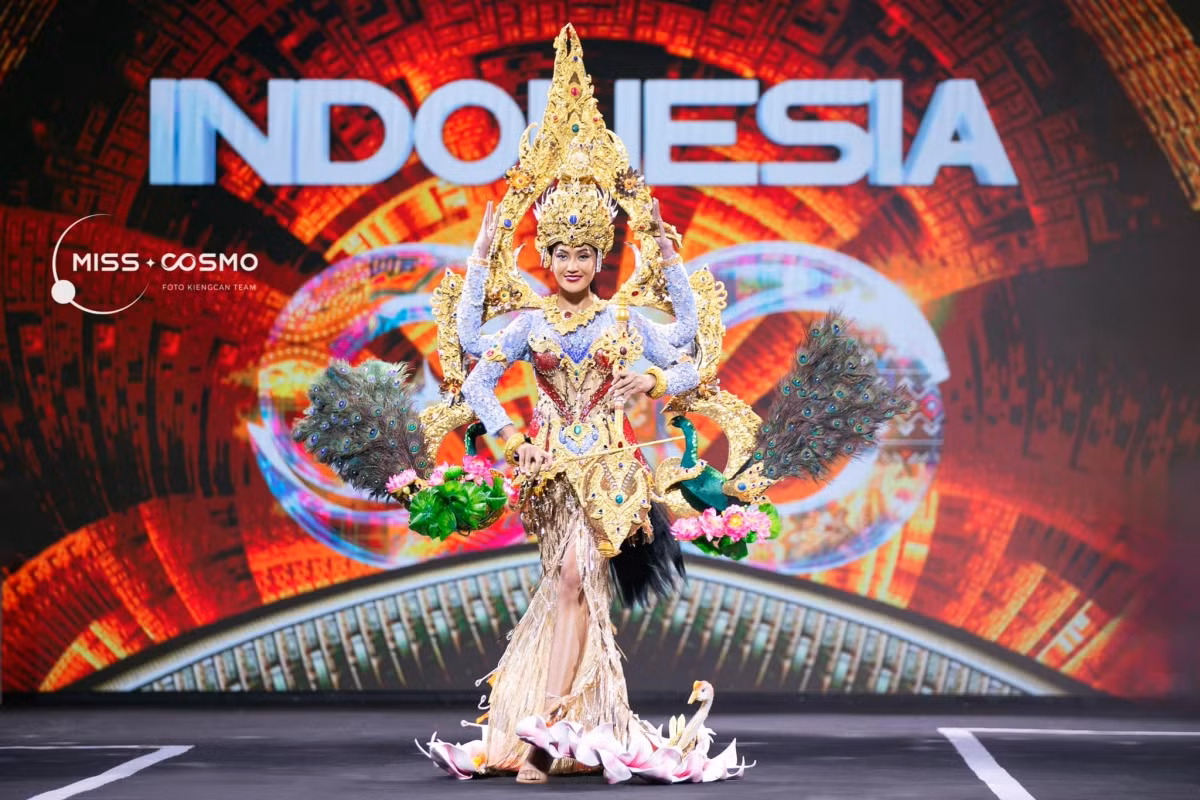 Juliastrid trình diễn Trang phục Dân tộc.