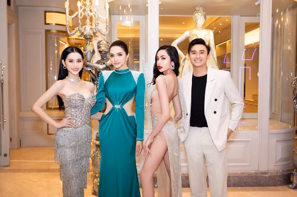 Hương Giang cùng Tường Vy (bìa trái) và Lương Mỹ Kỳ (thứ 3 từ trái sang) sang Thái ủng hộ Trân Đài trong đêm Bán kết.