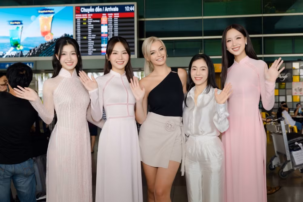 Đương kim Miss World Karolina Bielawska hiện đang có mặt tại Việt Nam. Đương kim Miss World Karolina Bielawska hiện đang có mặt tại Việt Nam.