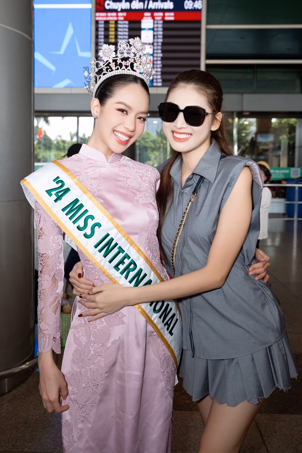 Á hậu Ngọc Hằng (trái) và Á hậu Ngọc Thảo (phải) ra sân bay đón Hoa hậu Thanh Thủy.