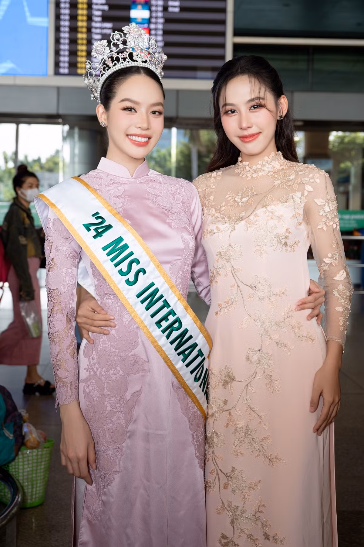 Á hậu Ngọc Hằng (trái) và Á hậu Ngọc Thảo (phải) ra sân bay đón Hoa hậu Thanh Thủy.
