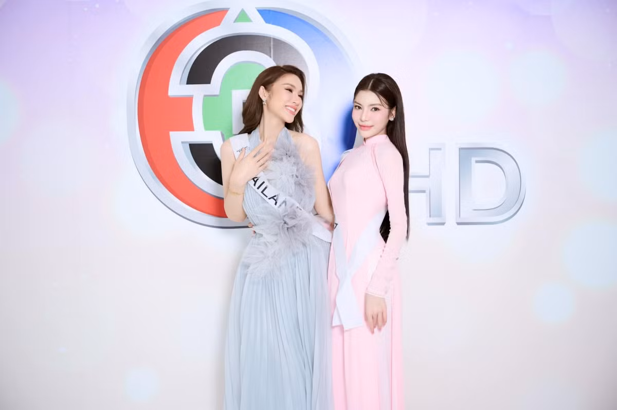 Tường San khoe sắc vóc bên cạnh đại diện nước chủ nhà Thái Lan. Tường San khoe sắc vóc bên cạnh đại diện nước chủ nhà Thái Lan.