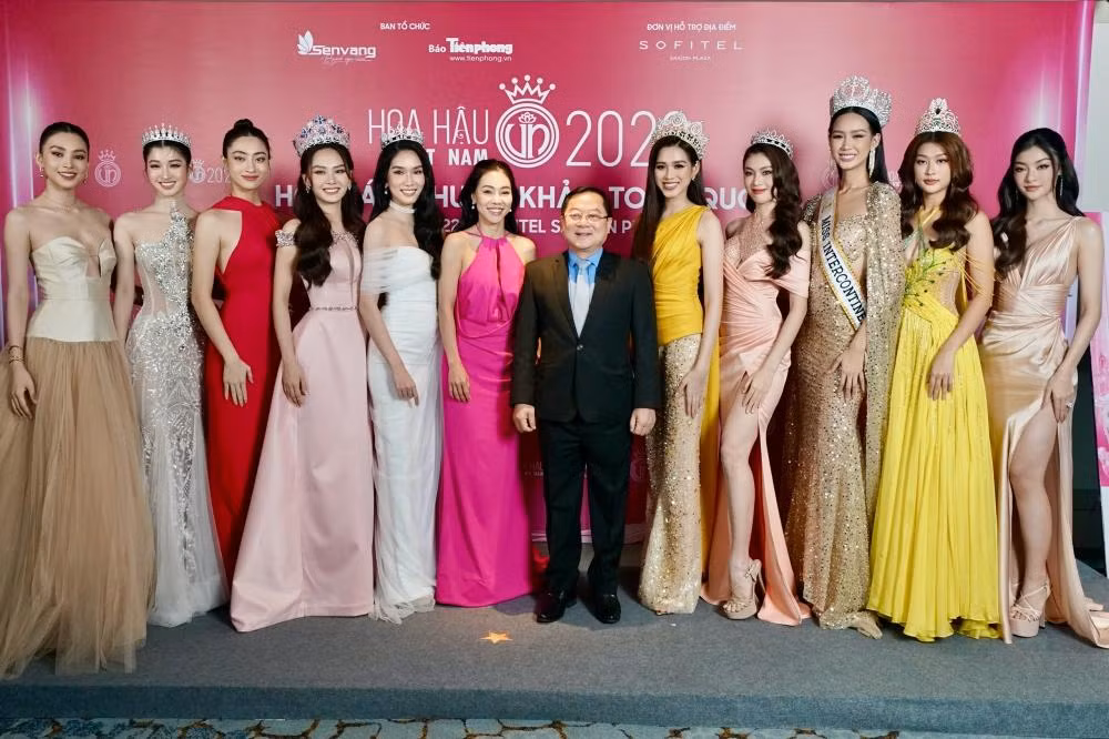 Nhà báo Lê Xuân Sơn - Trưởng ban tổ chức và bà Phạm Kim Dung, TGĐ Công ty Sen Vàng, đơn vị đồng tổ chức Hoa hậu Việt Nam chụp ảnh cùng dàn Hoa - Á hậu.