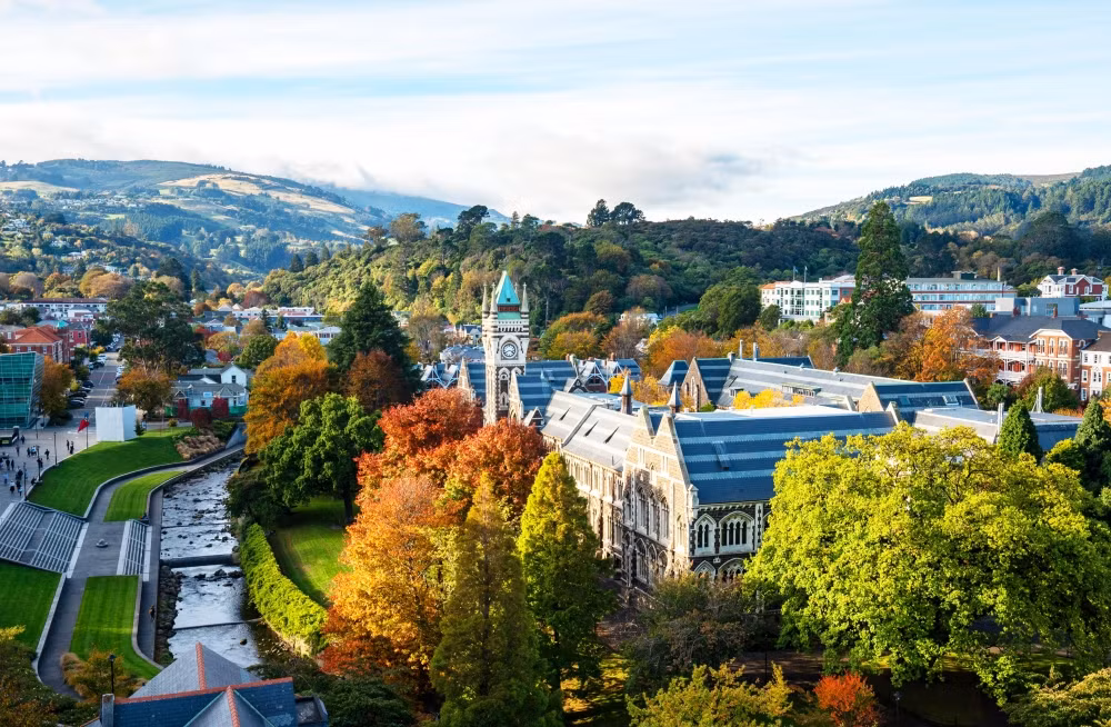 Đại học Otago được bình chọn trong Top 5 trường Đại học có khuôn viên đẹp nhất thế giới. Đại học Otago được bình chọn trong Top 5 trường Đại học có khuôn viên đẹp nhất thế giới.