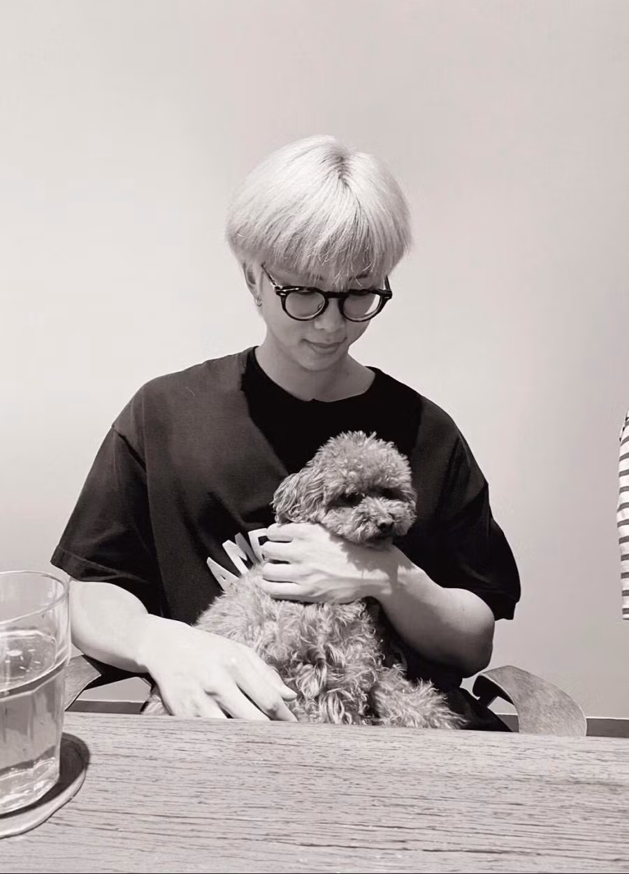 Namjoon cũng rất yêu động vật và có nuôi một chú cún đáng yêu tên Monie, tuy nhiên chú cún trong bức ảnh này không phải Monie. Namjoon cũng rất yêu động vật và có nuôi một chú cún đáng yêu tên Monie, tuy nhiên chú cún trong bức ảnh này không phải Monie.