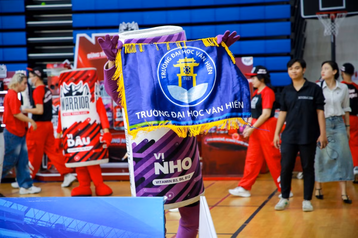 Warrior cũng hòa vào đám đông cổ động viên để tiếp thêm năng lượng cho các đội thi. Warrior cũng hòa vào đám đông cổ động viên để tiếp thêm năng lượng cho các đội thi.
