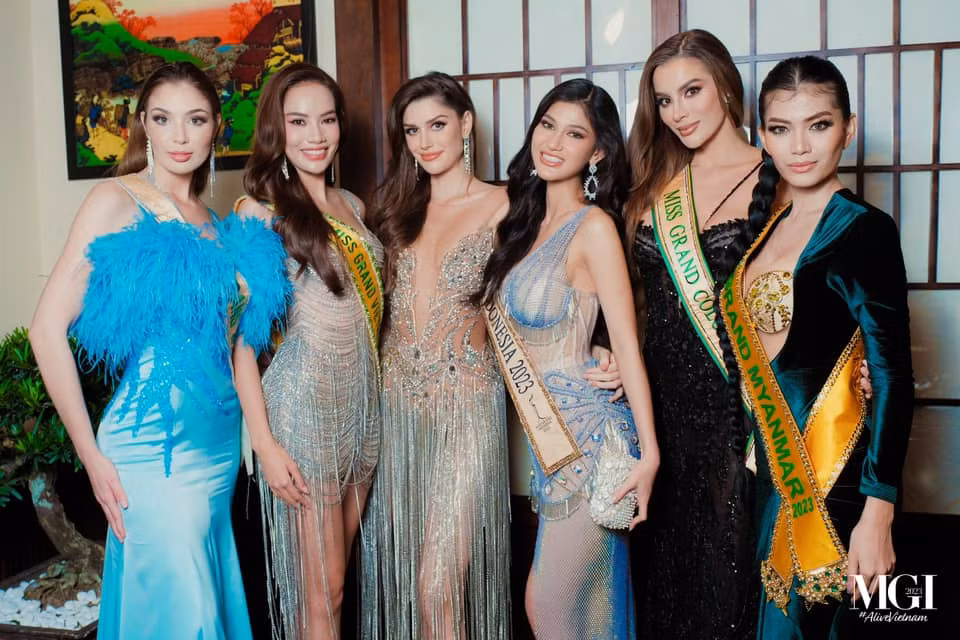 Top 5 Pre-Arrival chụp ảnh cùng đương kim Hoa hậu Isabella Menin. Top 5 Pre-Arrival chụp ảnh cùng đương kim Hoa hậu Isabella Menin.