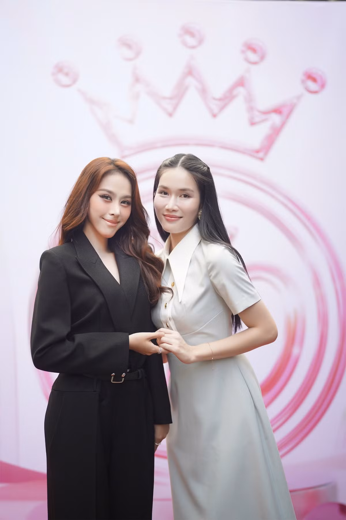 Á hậu Ngọc Hằng và Á hậu Phương Anh thân thiết tại sự kiện.
