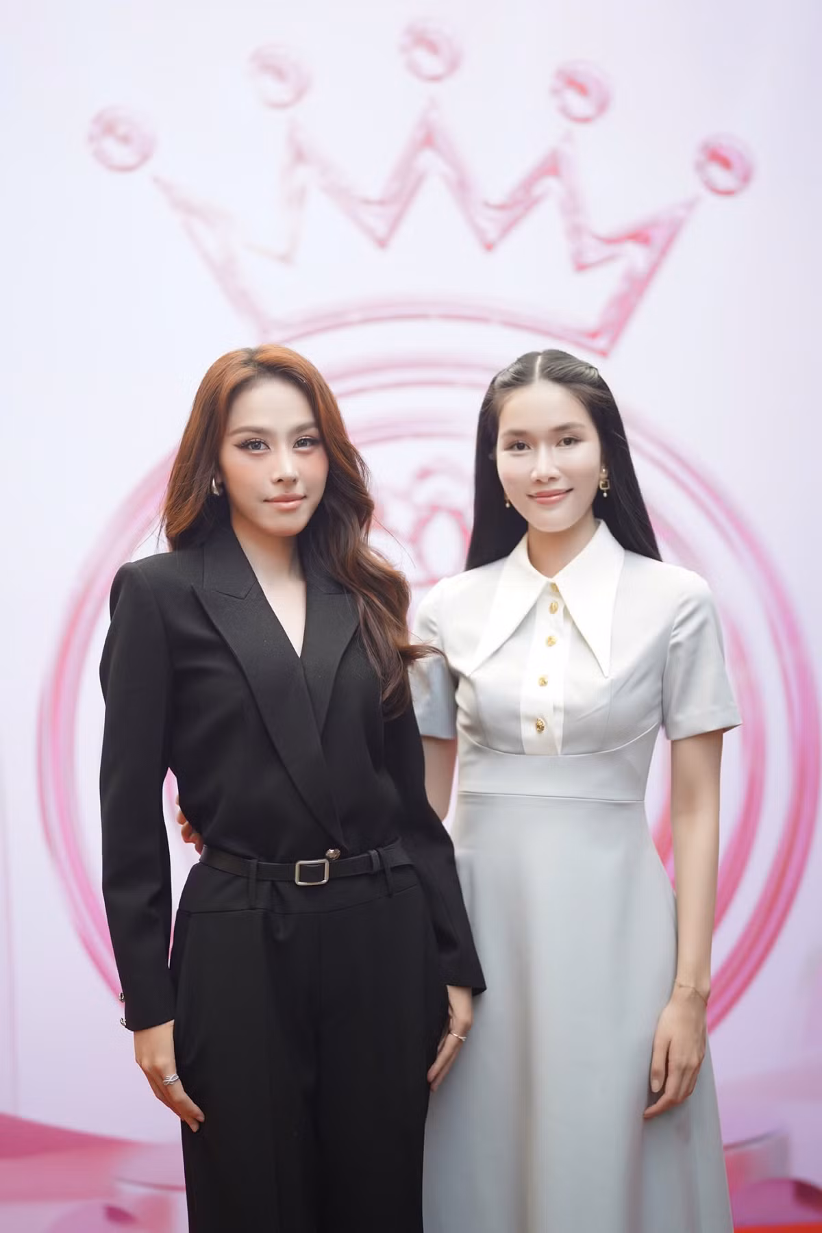 Á hậu Ngọc Hằng và Á hậu Phương Anh thân thiết tại sự kiện.