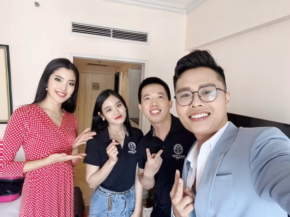 Miss Charm Nhật Bản (ngoài cùng bên trái) Miss Charm Nhật Bản (ngoài cùng bên trái)