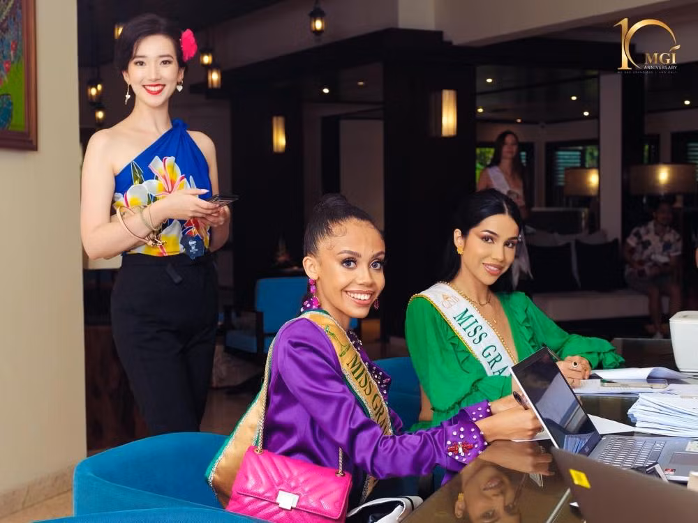 Miss Grand UK, Miss Grand France, Miss Grand Costa Rica tại bàn đăng ký lúc sáng nay 4/10 Miss Grand UK, Miss Grand France, Miss Grand Costa Rica tại bàn đăng ký lúc sáng nay 4/10