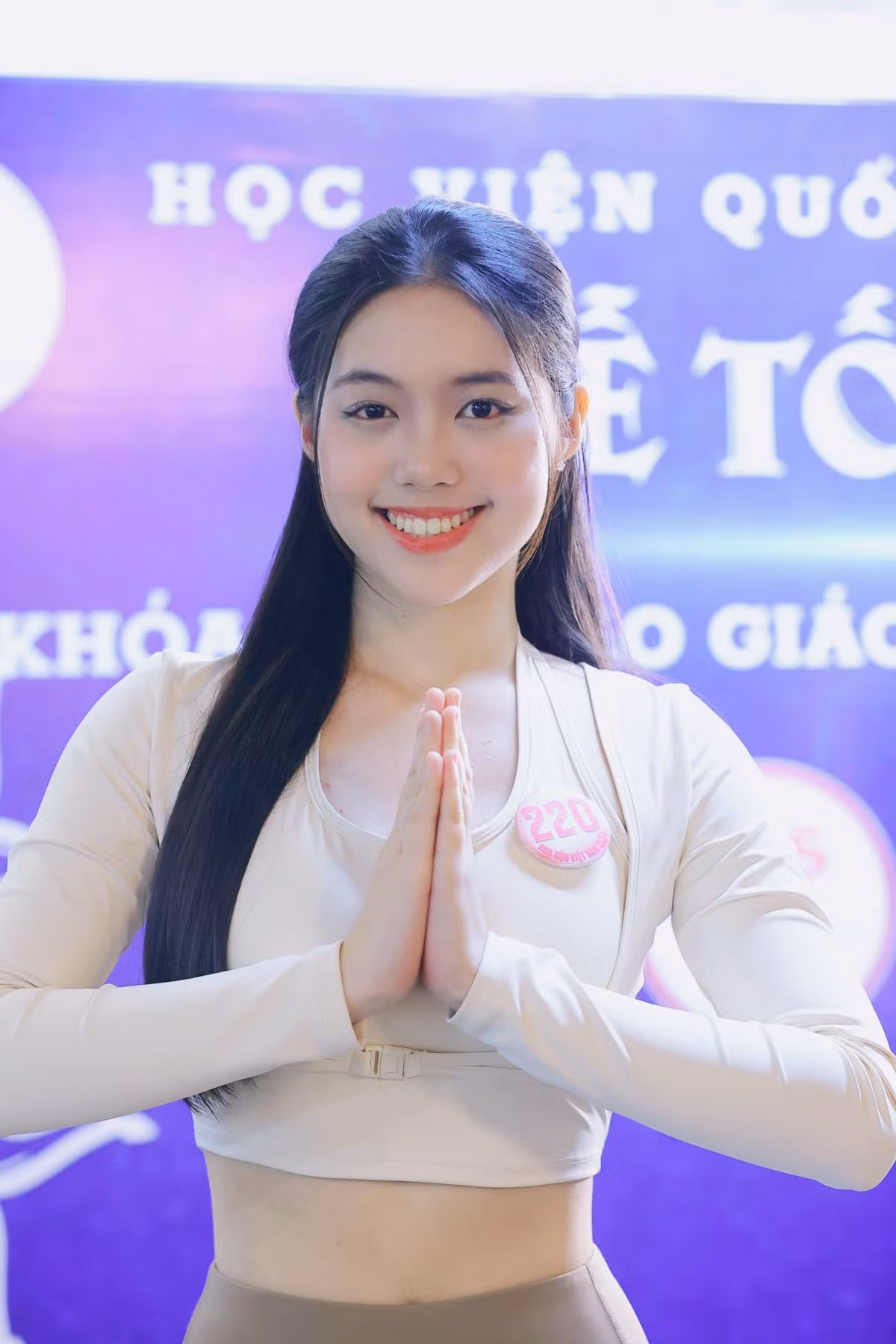 Thí sinh Trần Ngọc Châu Anh xinh đẹp rạng rỡ trong buổi tập.