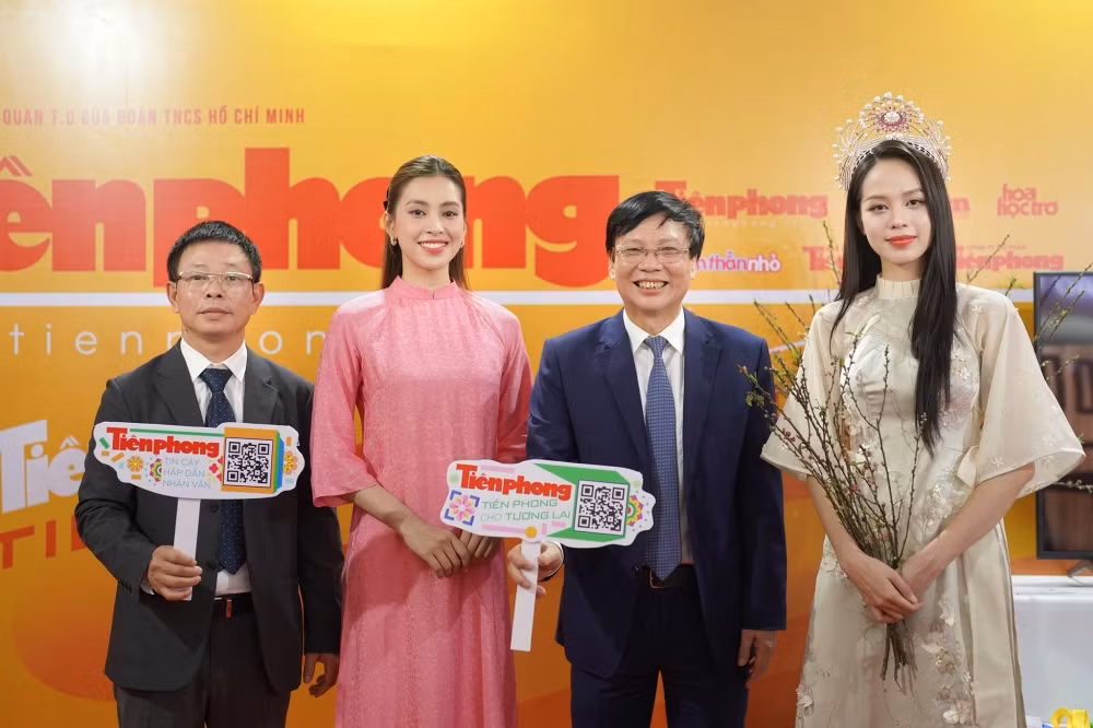 Nhà báo Phùng Công Sưởng - Phó TBT báo Tiền Phong và nhà báo Hồ Quang Lợi, nguyên PCT thường trực Hội Nhà báo Việt Nam chụp ảnh lưu niệm cùng Hoa hậu Tiểu Vy, Thanh Thủy.