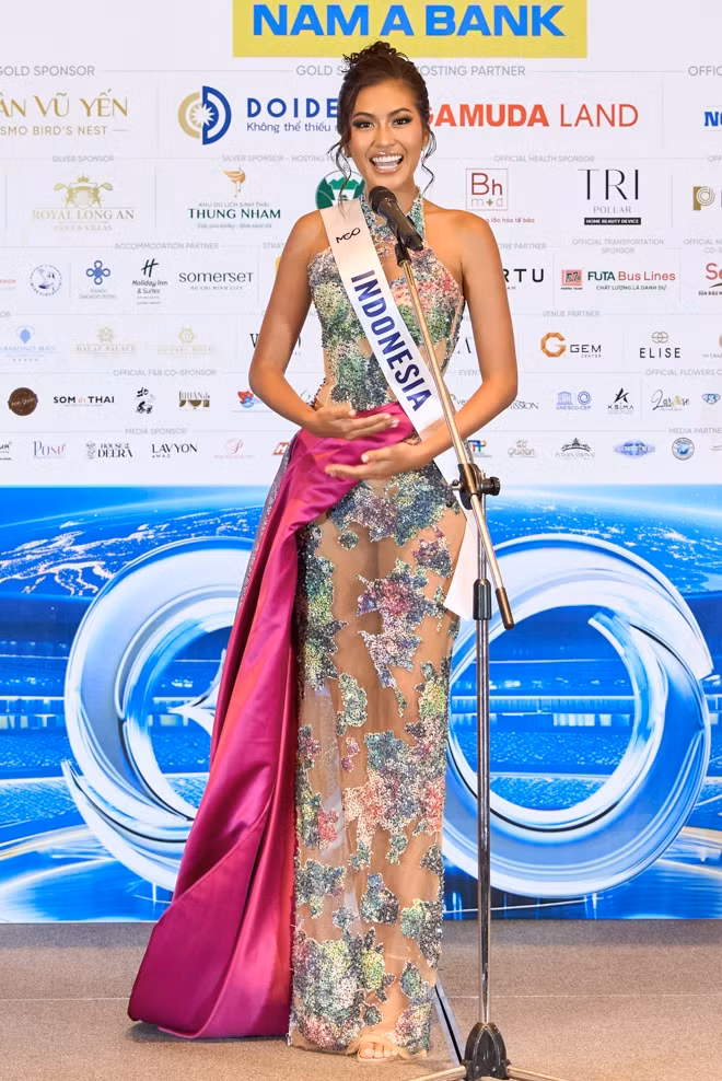 Nàng hậu tại lễ trao sash.