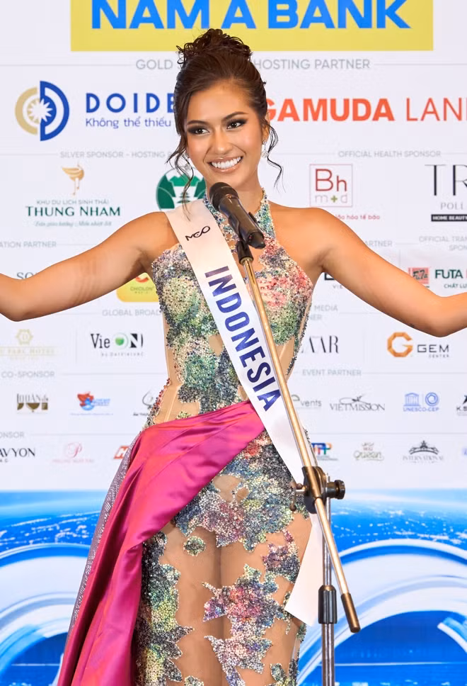 Nàng hậu tại lễ trao sash.