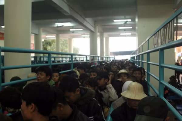 Du khách kiên nhẫn nhích từng bước một trong đường dẫn chờ lên cáp treo