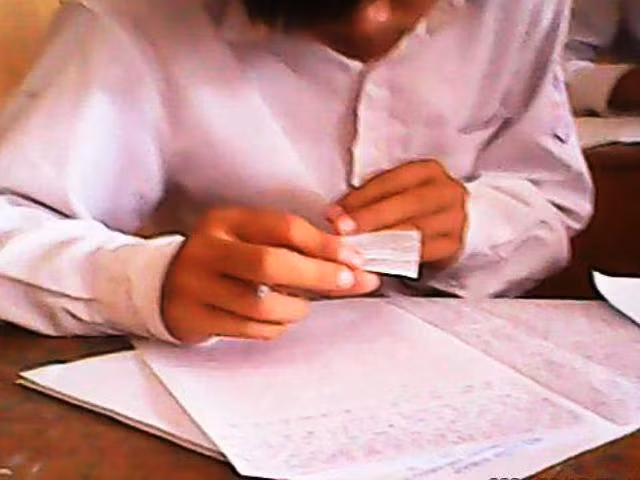 Thí sinh dùng phao trong kỳ thi tốt nghiệp năm 2012 môn Văn tại Trường PTTH Dân lập Đồi Ngô. Ảnh do thầy giáo Đỗ Việt Khoa cung cấp