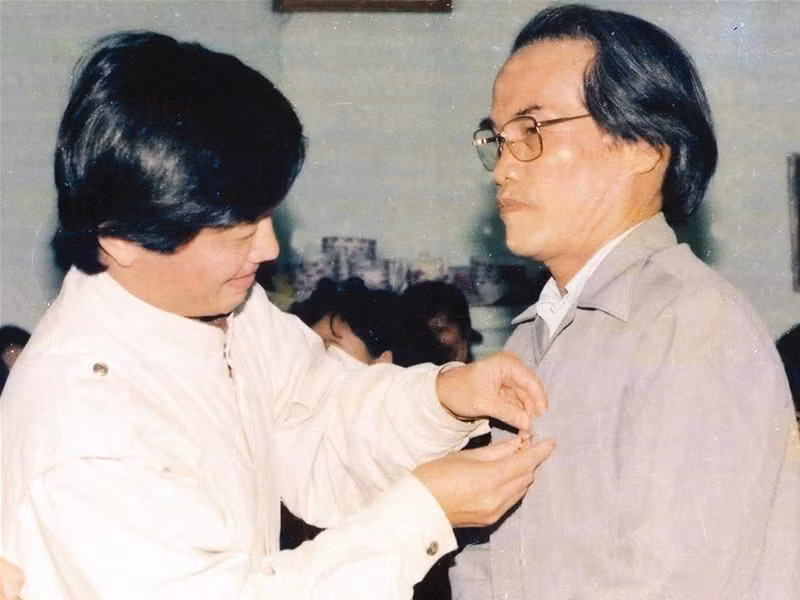 Đồng chí Hà Quang Dự (trái) trao Huy chương Vì thế hệ trẻ cho nhà báo Sơn Tùng tại trụ sở báo Tiền phong năm 1988