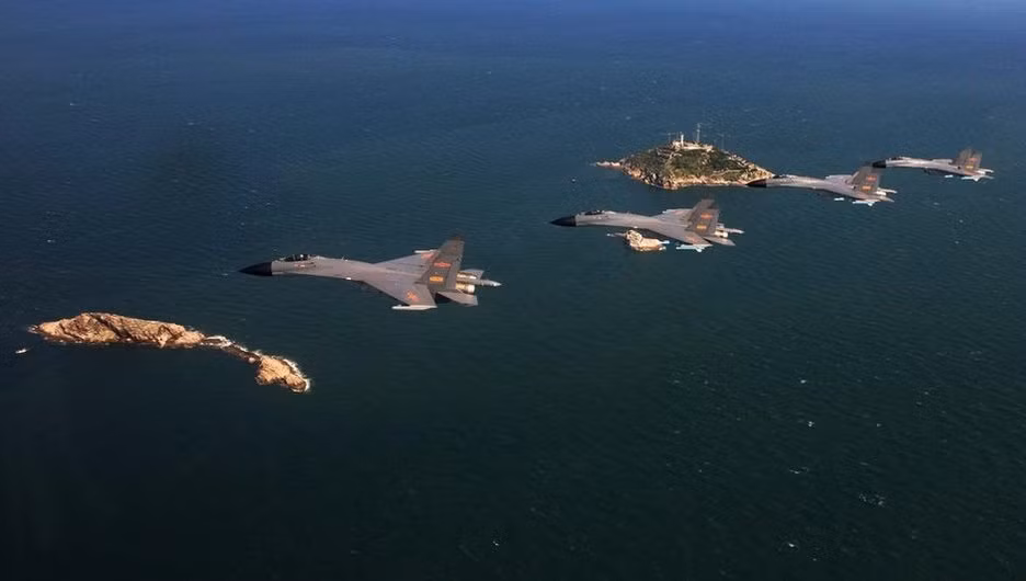 Phi đội J-11 không quân PLA bay diễn tập trên biển. Phi đội J-11 không quân PLA bay diễn tập trên biển