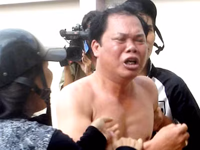 Ông Thắng đang đòi lao vào lực lượng công an làm nhiệm vụ. Ảnh: Pháp luật TPHCM Ông Thắng đang đòi lao vào lực lượng công an làm nhiệm vụ